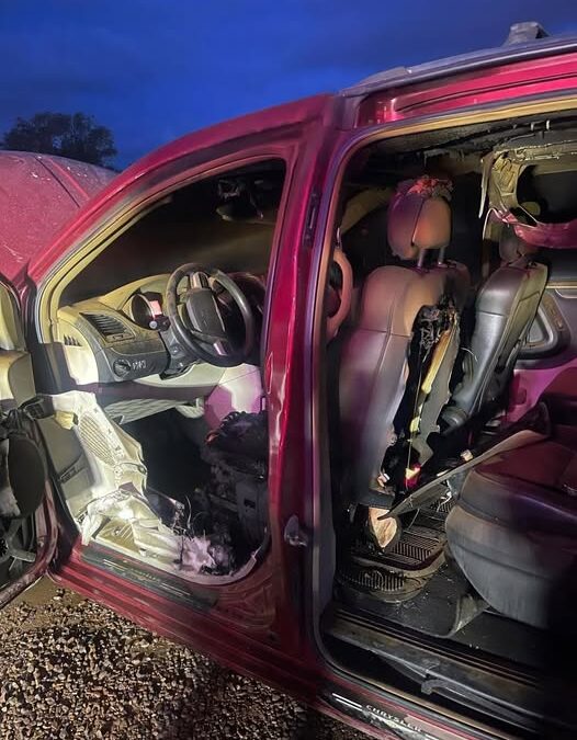 LE ENCARGAN CAMIONETA Y ARDE