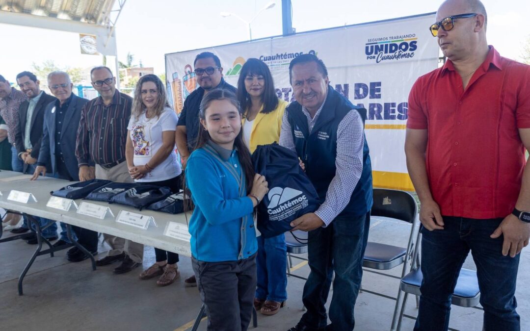 ENTREGAN UTILES ESCOLARES