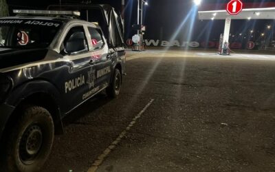 ENCAPUCHADOS OBLIGAN A DESPACHADOR A LLENAR TANQUE DE GASOLINA: HUYEN RUMBO A LA JUNTA