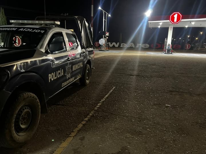 ENCAPUCHADOS OBLIGAN A DESPACHADOR A LLENAR TANQUE DE GASOLINA: HUYEN RUMBO A LA JUNTA