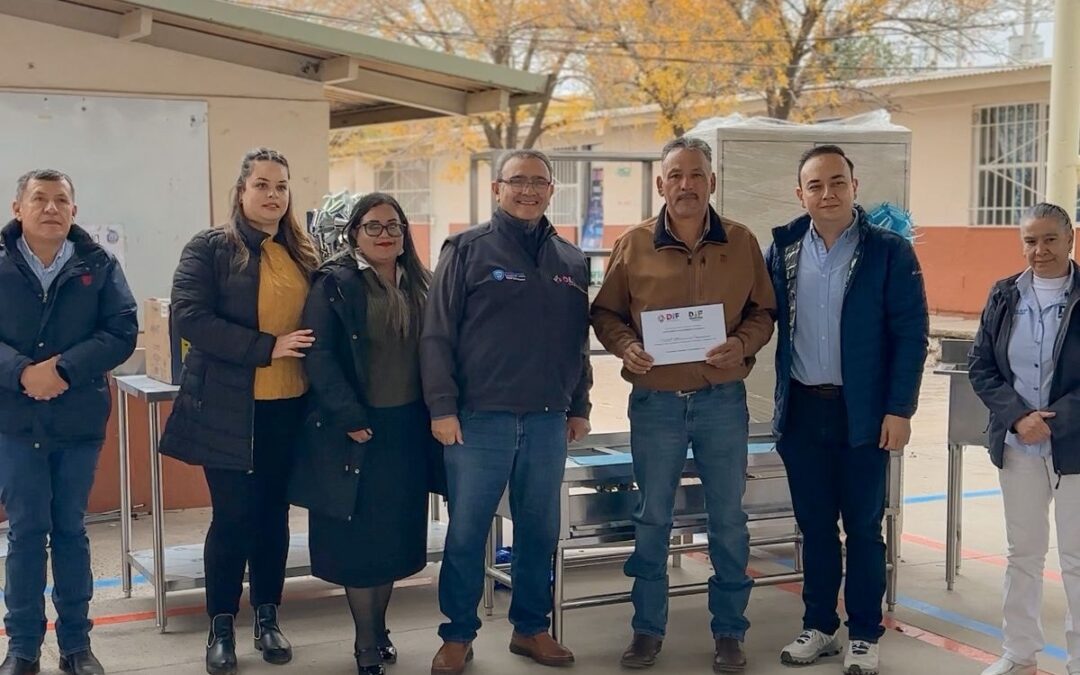 DIF REEQUIPA COCINAS Y COMEDORES  DE 5 ESCUELAS